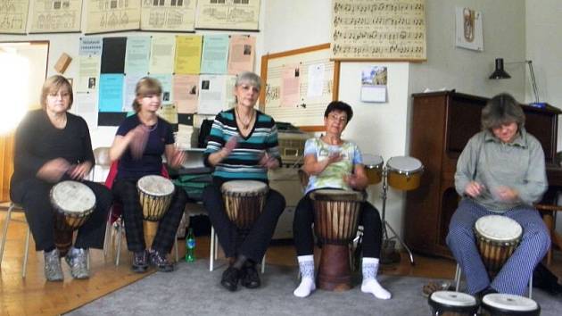 Ve škole vyučují bubnům - Bruntálský a krnovský deník