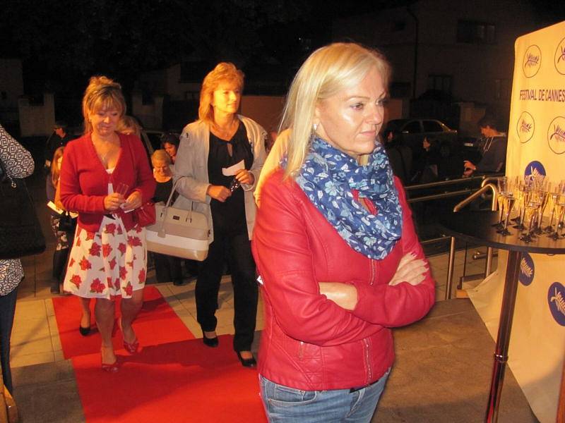 Krnovské kino Mír 70 rozvinulo v pátek červený koberec jako na festivalu v Cannes, aby na premiéře přivítalo delegaci tvůrců filmu Vlk z Královských Vinohrad.