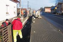 Pracovníkům firmy Silnice Morava při stavebních pracích v Úvalně velmi pomohla mírná zima. První etapa by měla skončit v květnu, příští rok přibudou chodníky i na opačné straně silnice.