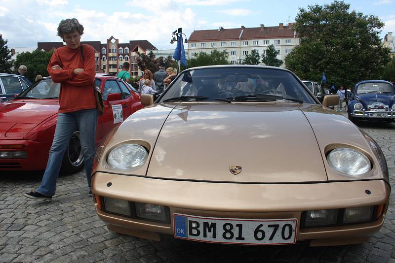 Kolona autoveteránů si na své cestě pohraničím udělala zastávku také na krnovském náměstí.