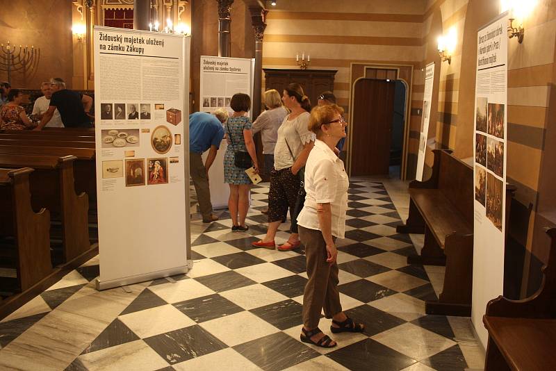 Bývalá starostka Renata Ramazanová na vernisáži v krnovské synagoze představila výstavu Uloupené umění.