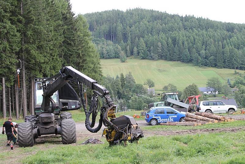 O dvě dvousedačkové a dvě čtyřsedačkové lanovky posilují lyžařské areály v Malé Morávce. Do začátků zimní sezony mají být vleky na svazích Jeseníků hotovy. 