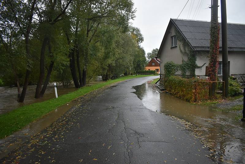 Rozvodněná řeka Opavice zaplavila silnici a odřízla Linhartovy od Města Albrechtic.