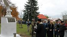 Rumunský letec Gheorghe Bănciulescu (1898-1935) byl první pilot na světě, který vzlétl s protézami místo nohou. Pomník v rýmařovské nemocnici připomíná tým dr. Julia Boeseho, který na podzim roku 1926 pilotovi zachránili život.