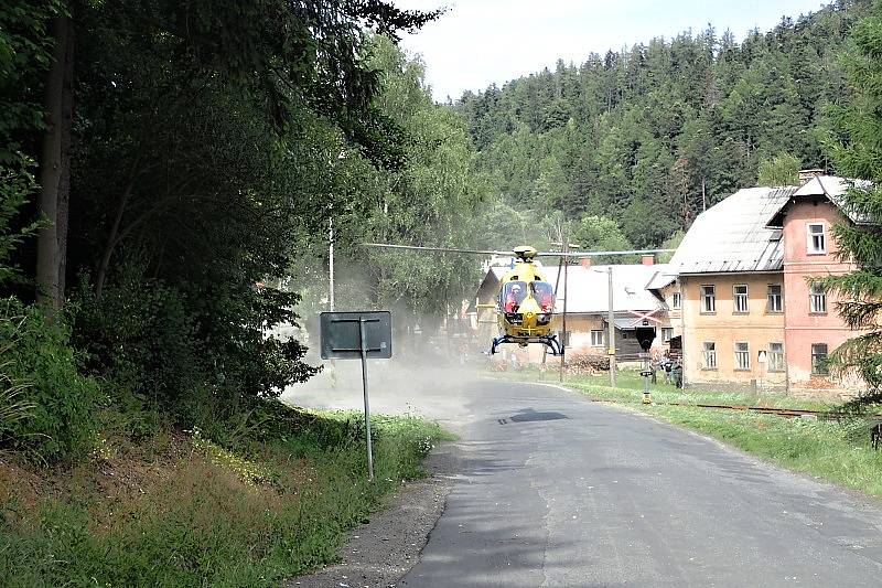 Vyprošťování řidiče renaultu převráceného na střechu v Nových Heřminovech.