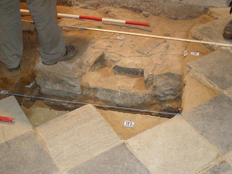 Kostel Archanděla Michaela v Hrozové na Osoblažsku připravil památkářům, kteří zde od roku 2011 provádějí archeologický průzkum, senzaci: v chrámu postaveném ve 13. století objevili pod vrstvami omítky vedle hlavního oltáře vzácné fresky.