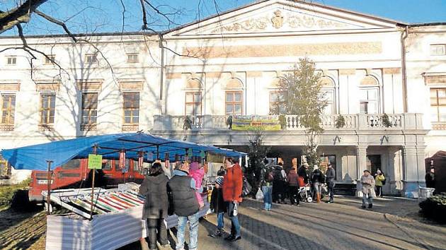 Zámek Jindřichov byl v prosinci dějištěm vánočních trhů i mikulášské zábavy. Dnes se zde odehraje loučení s rokem 2016, které zakončí ohňostroj.