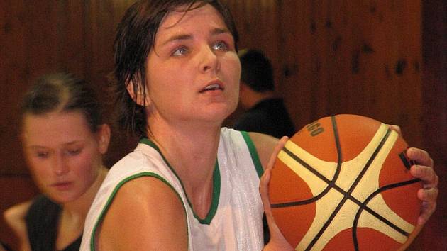 Basketbalistky krnovské Lokomotivy podlehly v úterním zápase 4. kola Českého poháru ze 17. listopadu 2009 Hradci Králové 75:102.