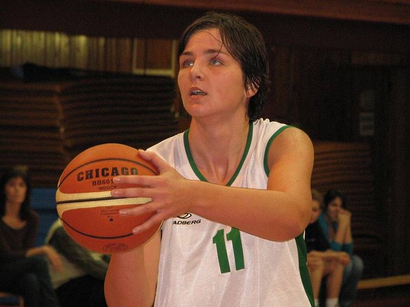 Basketbalistky krnovské Lokomotivy podlehly v úterním zápase 4. kola Českého poháru ze 17. listopadu 2009 Hradci Králové 75:102.