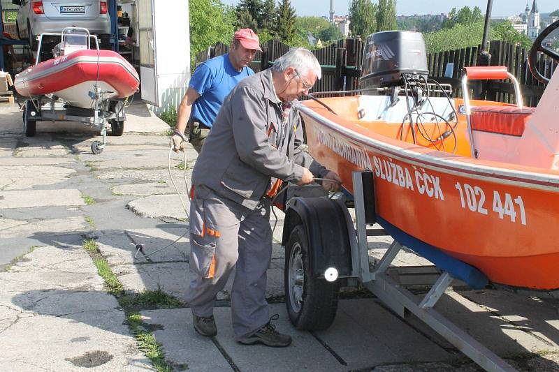 Sezona vodním záchranářům právě začala. Jsou připraveni pomoct lidem, kteří se ocitnou na Slezské Hartě v nouzi.