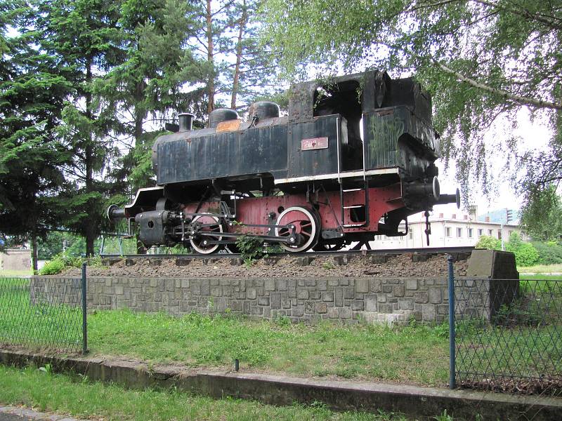 Na podstavci před krnovským nádražím stála parní lokomotiva Bufan, která nejezdila na běžných tratích, ale v cukrovaru. 42 let sloužila jako pomník a objevila se i ve filmu Housata.