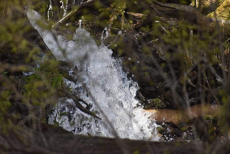 Udělejte si někdy výlet kolem náhonu, který přivádí vodu pro umělý vodopád v Karlově Studánce.