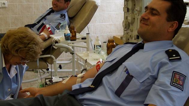 Také policisté z bruntálského regionu darovali v rámci severomoravské krajské akce dobrovolně krev na transfuzním oddělení v budově bývalé polikliniky na Nádražní ulici.