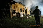 Zásah hasičů u požáru střechy staršího rodinného domu v Horních Životicích na Bruntálsku.