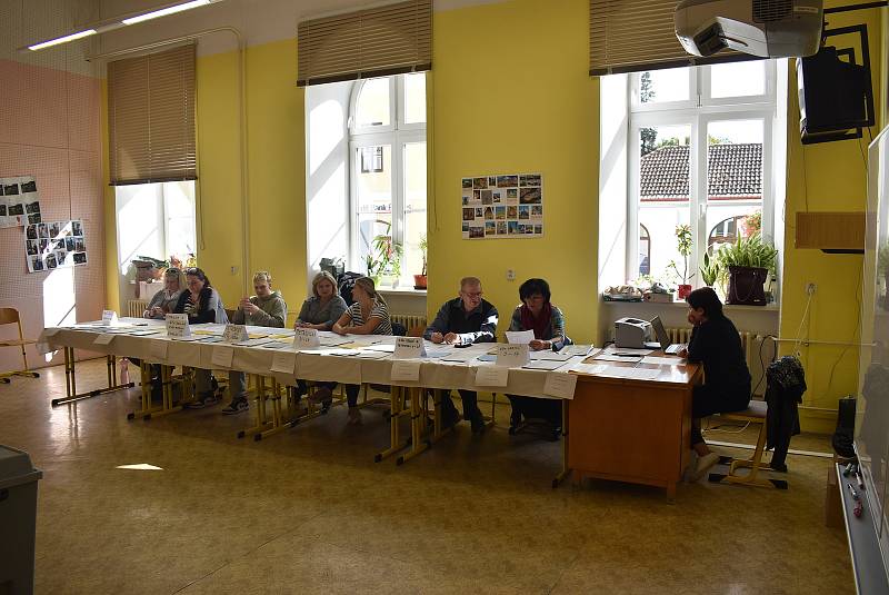 V budově krnovského gymnázia se ve 14 hodin otevřely volební místnosti pro tři okrsky. 23. 9. 2022