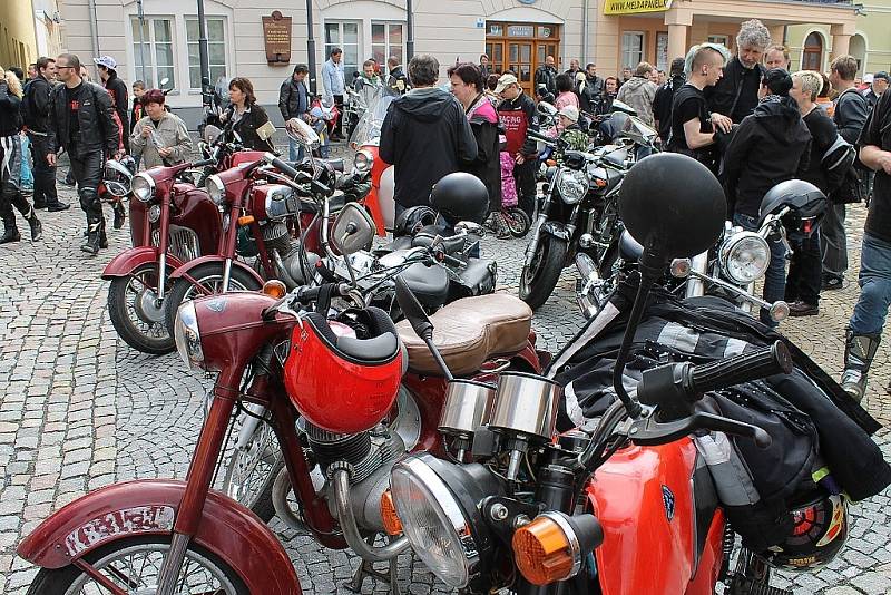 Holky a mašiny se nabízely k obdivování pod rozkvetlými třešněmi na náměstí Míru v Bruntále při sobotní motorkářské akci Vítání jara.