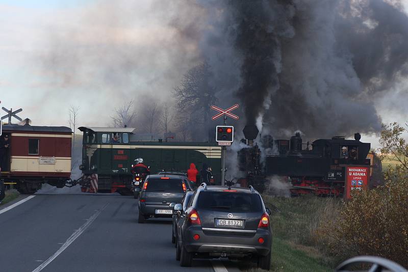 Svatý Martin přijel na bílém koni na nádraží v Třemešné, aby si připil mladým vínem s účastníky podzimní parní jízdy na svatomartinské hody v Bohušově.