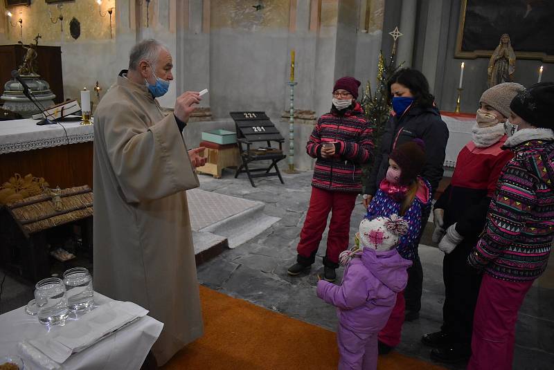 Farář Pavel Zachrla pojal liturgický obřad žehnání vody, kadidla a křídy velmi didakticky.