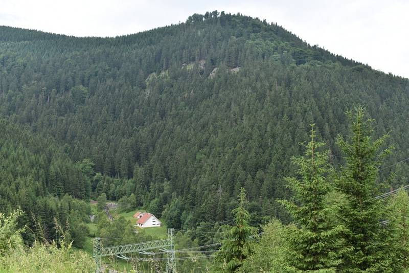 Přečerpávací elektrárna Dlouhé stráně zahájila provoz před 25 lety. Její nádrži s výhledem na Praděd se přezdívá Magické oko Jeseníků. Od července 2021 už zase láká turisty na exkurze.