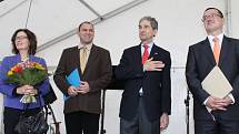 Jako vlastního syna přivítali v pondělí v Horním Benešově Camerona Forbese Kerryho, bratra šéfa americké diplomacie Johna Kerryho.