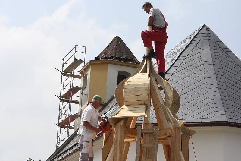 Kostel v Hlince od soboty 12. května už má stejnou báň, jaká tu bývala před válkou. Sundávání jehlanu a zvedání báně byly atrakce, které si nikdo nechtěl nechat ujít.