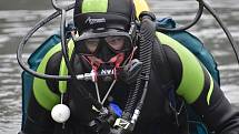 „Proč se potápím? Protože pod vodou je to nádherné,“ říká čtrnáctiletý potápěč Honza  Patterman z Karlovic.  Jeho hobby pomáhají rozvíjet otec Jan  Patterman senior a potápěčský instruktor Roman Kudela.