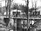 Původně dřevěný most přes Černý potok u vstupu do bruntálského městského parku.