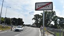 Obchvat Krnova byl osazený dopravními značkami, které autům umožní projet městem devadesátikilometrovou rychlostí. Krnované si příliš pozdě uvědomili, co je čeká na  průsečíkových křižovatkách s Hlubčickou a Petrovickou ulicí.