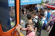 PREVENTIVNÍ VLAK zastavil také v Krnově. Cílem programu pro školy i veřejnost je upozornit na nebezpečí spojené s železniční dopravou.