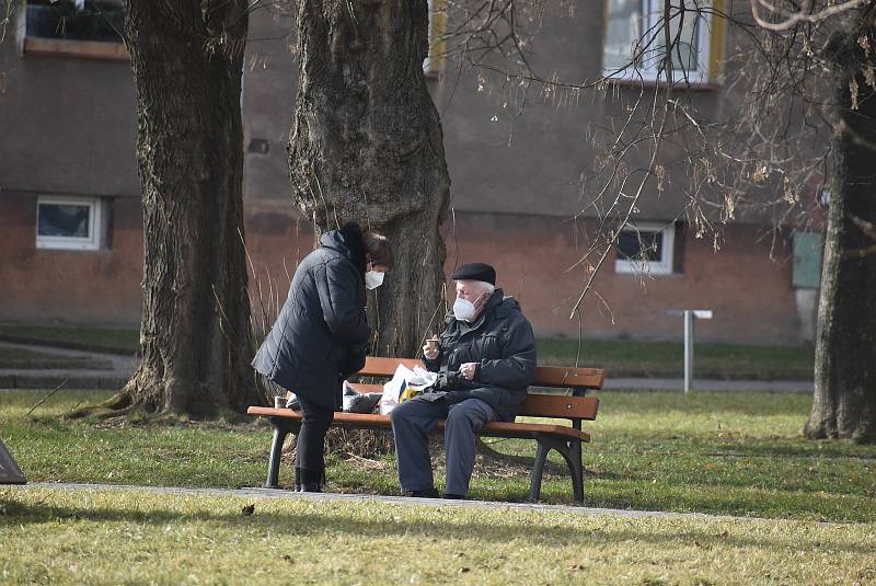 Uvnitř veřejných budou už jsou respirátory samozřejmostí. V centru Krnova se s nimi stále častěji můžeme setkat také venku. 25. února 2021.