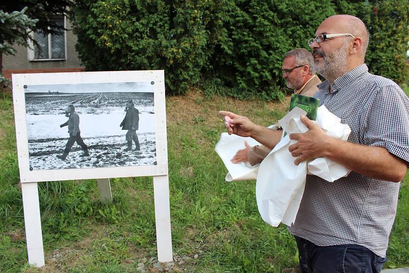 Lomnice se změnila ve výstavní síň pod širým nebem s fotografiemi Jindřicha Streita.