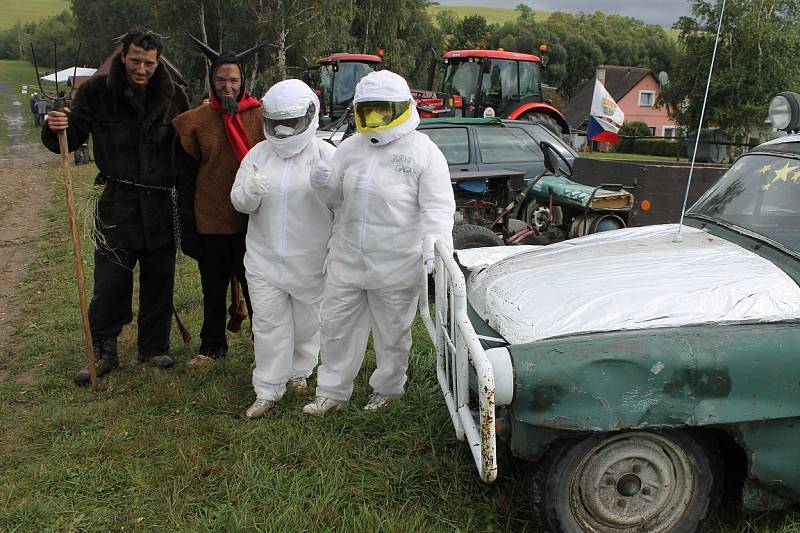 U rybníku v Andělské Hoře bylo v sobotu veselo. Účastníky traktoriády aneb soutěže netradičních vozidel nezastavil před zápolením ani déšť, ani všudypřítomné bahno. 