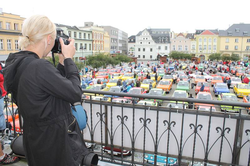 Náměstí Míru v Bruntále se zcela zaplnilo automobily Škoda 110R Coupé.