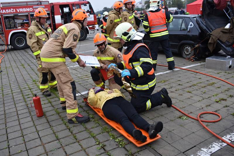 Dobrovolní hasiči z Vrbna pod Pradědem reprezentovali Moravskoslezský kraj v celorepublikové soutěži ve vyprošťování  osob z vraku auta. Foto: Andrea Martínková