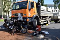 Následky střetu motorky s náklaďákem v Bruntálu byly hrozivé.