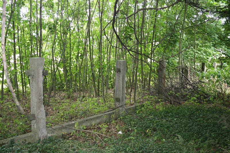 Krnovští zastupitelé prodali zrušený hřbitov v Krásných Loučkách i s kaplí a márnicí za tisíc korun.
