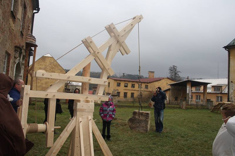 Zámek Hošťálkovy má díky Společenství severských pánů novou atrakci: most a jeřáb postavené podle plánů Leonarda da Vinci.