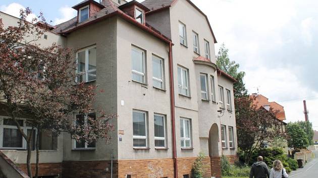 Nový majitel domu v bruntálské Brožíkově ulici se zavázal do konce roku 2015 přestavět bývalou knihovnu na malometrážní byty pro mladé lidi.