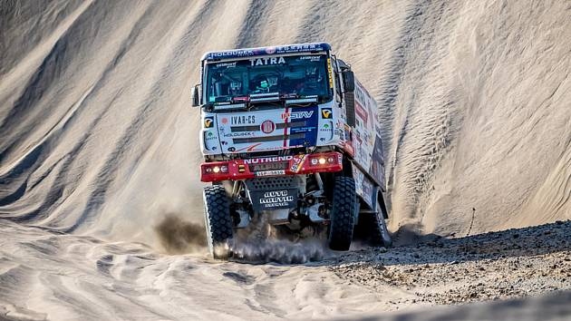 Jednička týmu Tatra Buggyra Racing Martin Kolomý pomohl zpět na kola průběžnému lídrovi mezi kamiony Rusovi Nikolajevovi.