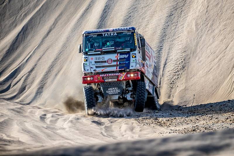 Jednička týmu Tatra Buggyra Racing Martin Kolomý pomohl zpět na kola průběžnému lídrovi mezi kamiony Rusovi Nikolajevovi.