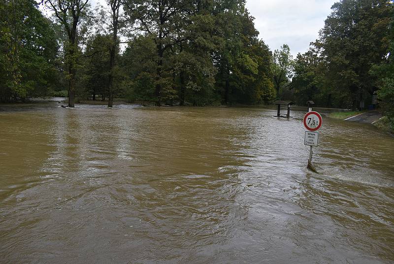 Úvalno obklopují laguny i voda z rozlité řeky Opavy. Zatímco čeští hasiči odčerpávali vodu, jejich polští kolegové si vysloužili přezdívku  rafťáci.