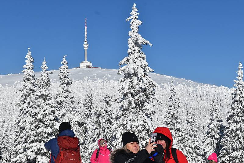 Poznáte, které snímky z výstupu na Praděd vznikly v okrese Bruntál a které v okrese Šumperk?