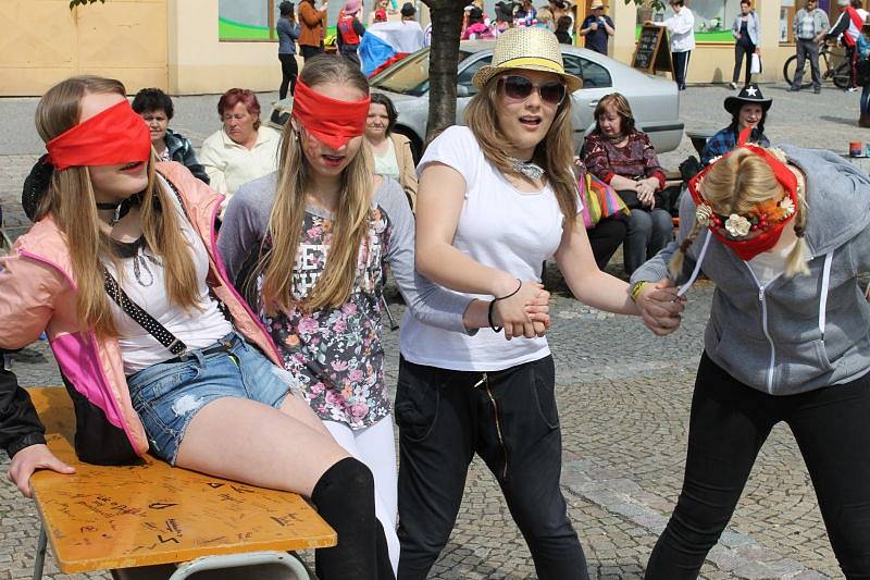 Studentům patřilo v pátek 15. května centrum Bruntálu. Zejména těm, kteří si pořídili vlastní pokrývku hlavy, protože šlo o Kloboukový majáles.