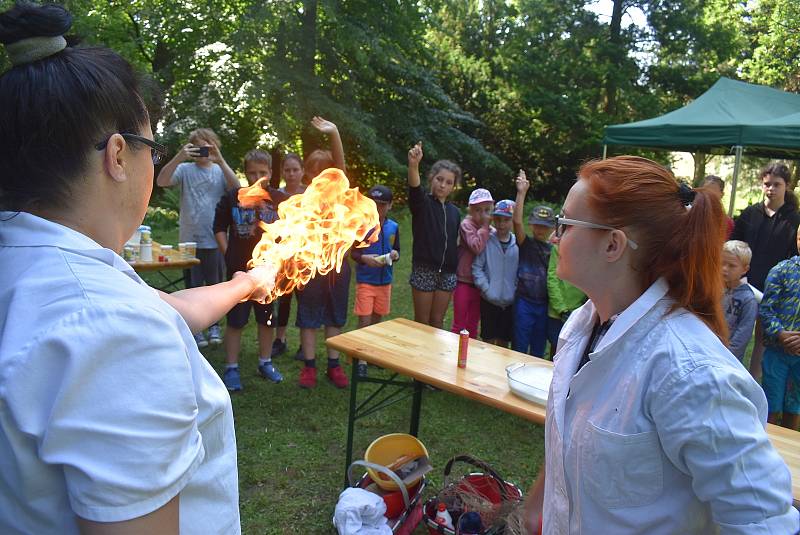 Zámecký park, Město Albrechtice 21. července: Kateřina Hrabalová o prázdninách nabízí dětem  zábavné pokusy a zážitky ze světa chemie a fyziky.