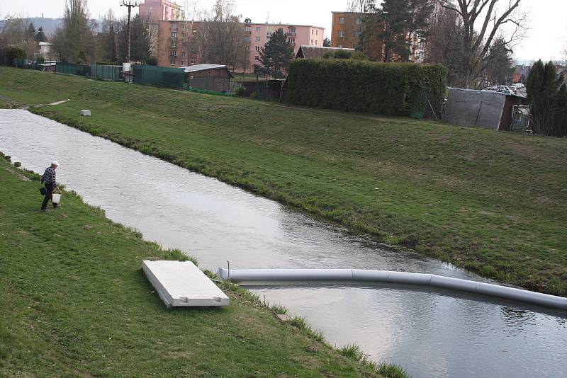 Stavba obchvatu Krnova se dostala do nejcitlivějšího úseku. Prochází ochranným pásmem krnovské vodárny a prameniště a současně překonává řeku Opavici.