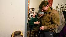 Babička, které je 72 let, nechce opustit svůj domek přímo na hranici kontaktu obou znepřátelených armád.  Vesnice Krasnohirivka.