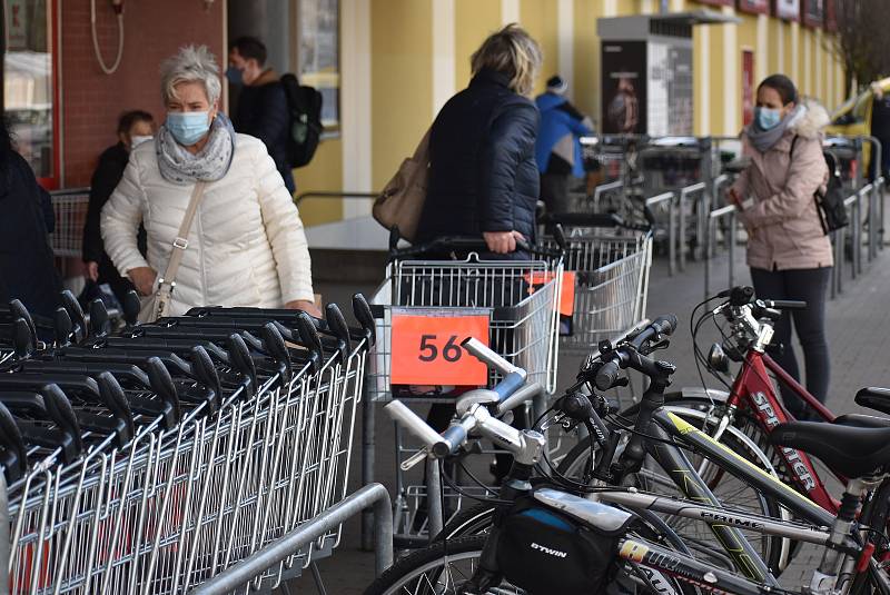 Nákup v hypermarketu díky novým opatřením vlády funguje jako generátor náhodných čísel.