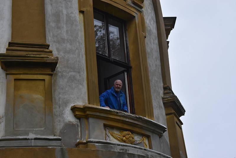 Rozvodněná řeka Opavice zaplavila silnici a odřízla Linhartovy od Města Albrechtic.