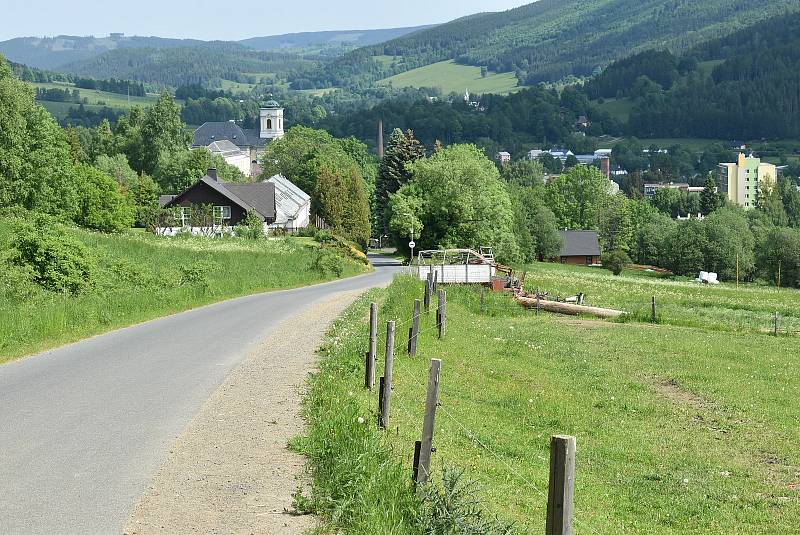 Vrbno pod Pradědem leží přímo na hranici mezi Hrubým Jeseníkem a Zlatohorskou vrchovinou.