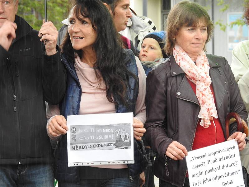 Na bruntálském náměstí se navzdory dešti sešlo asi třicet demonstrantů. Přišli podpořit iniciativu, která vyzývá premiéra Babiše k odstoupení.